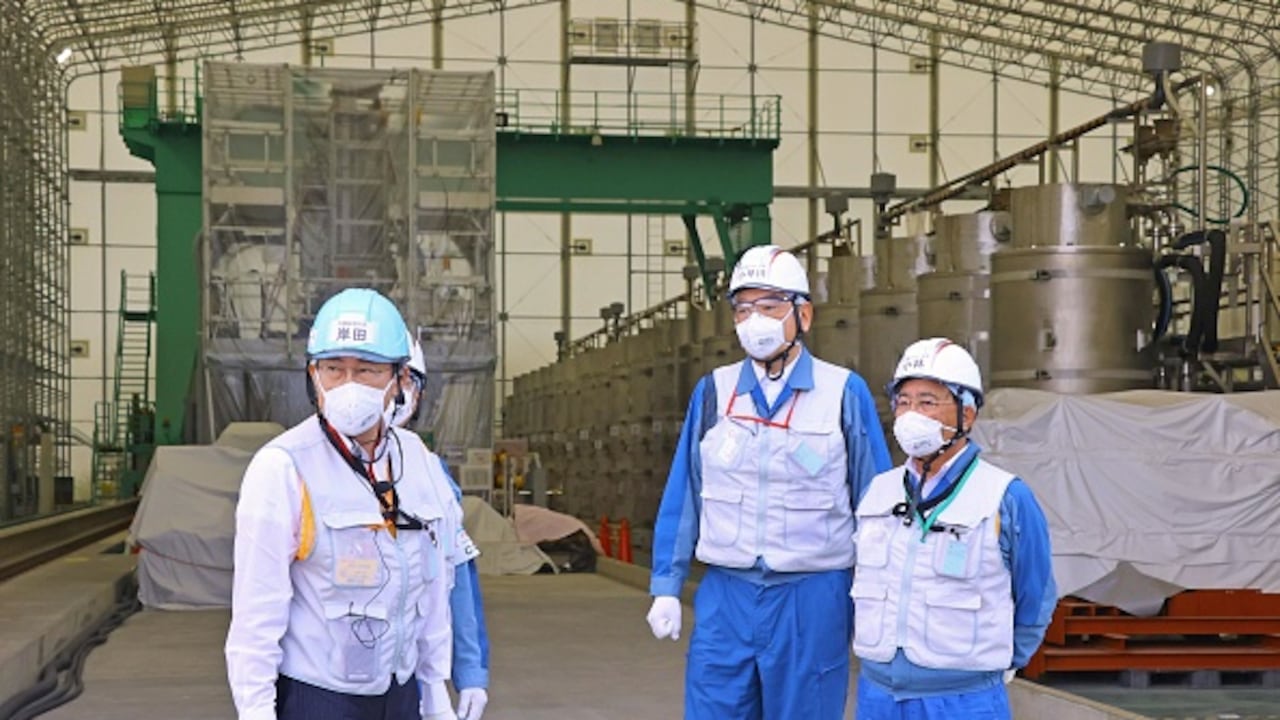 Alrededor de 1,34 millones de toneladas de aguas residuales radiactivas se encuentran almacenadas en unos 1.000 tanques de la planta. Se han acumulado desde que la central quedó inhabilitada por un terremoto y tsunami en 2011.