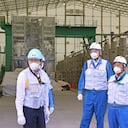 El primer ministro japonés, Fumio Kishida (izq.), inspecciona una instalación para tratar aguas residuales radiactivas en la central nuclear Fukushima Daiichi, devastada por el tsunami, en la prefectura de Fukushima, noreste de Japón, el 20 de agosto de 2023. (Foto de la piscina) (Foto de Kyodo News vía Getty Imágenes)