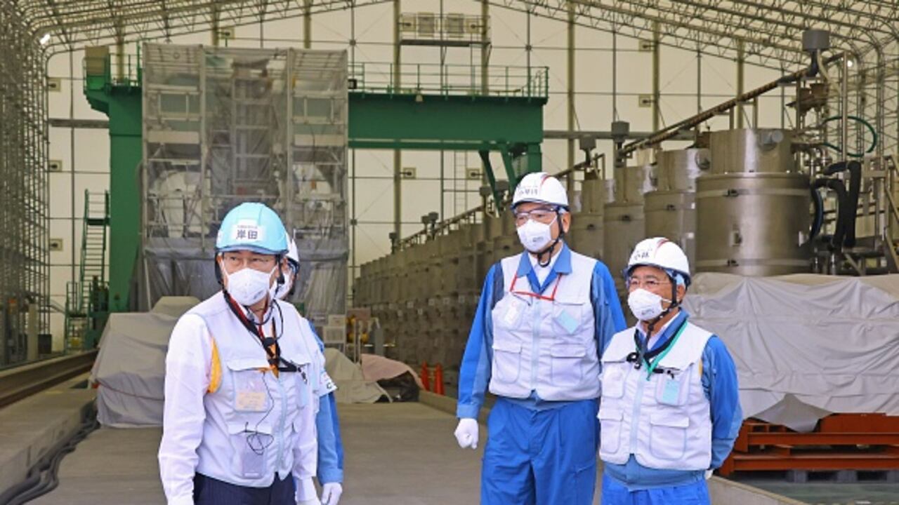 El primer ministro japonés, Fumio Kishida (izq.), inspecciona una instalación para tratar aguas residuales radiactivas en la central nuclear Fukushima Daiichi, devastada por el tsunami, en la prefectura de Fukushima, noreste de Japón, el 20 de agosto de 2023. (Foto de la piscina) (Foto de Kyodo News vía Getty Imágenes)
