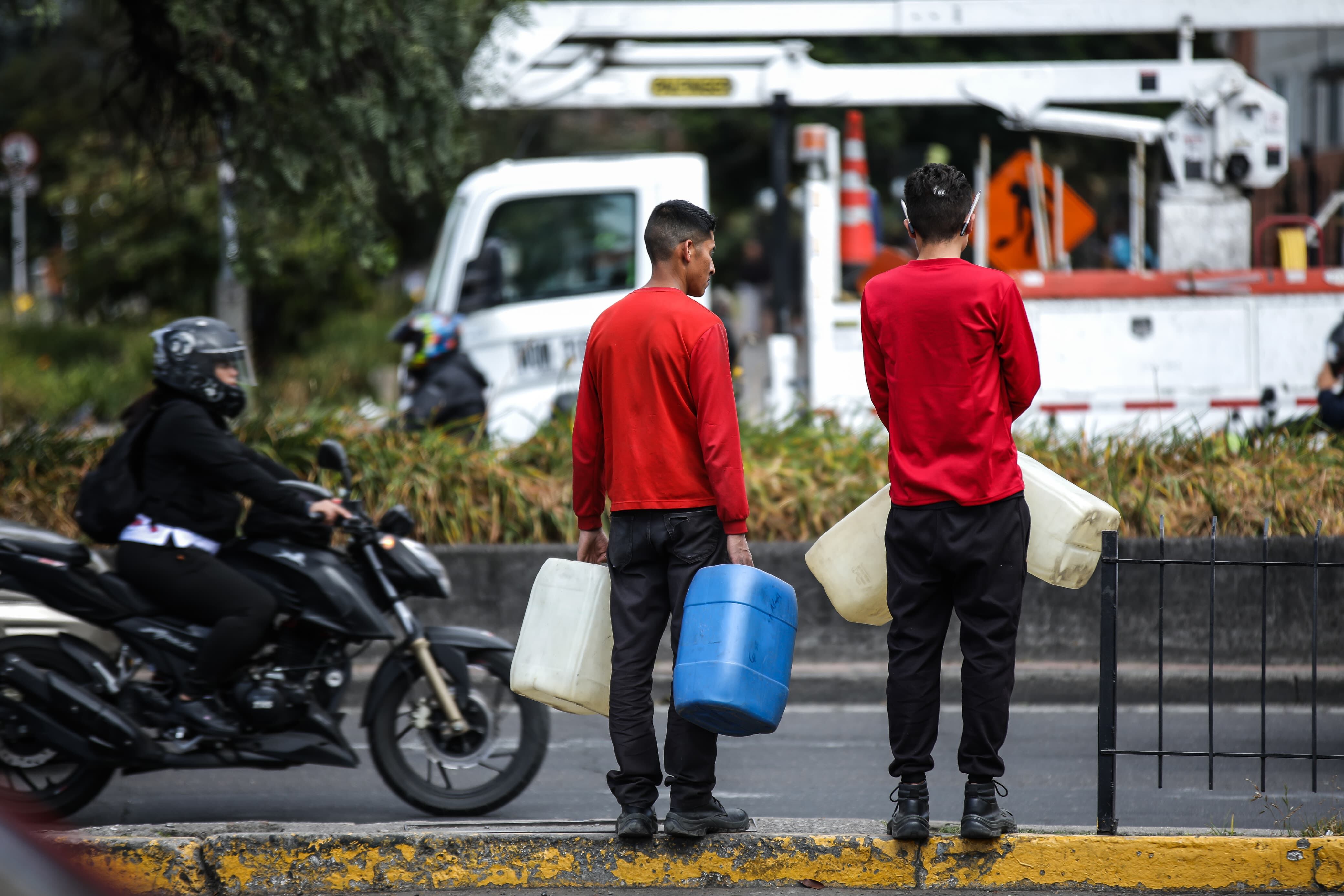 Desabastecimiento de gasolina en estaciones de servicio
por paro de transportadores y de camiones