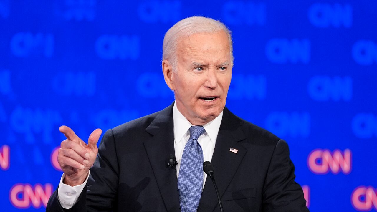 El presidente Joe Biden durante un debate presidencial con el candidato republicano a la presidencia, el expresidente Donald Trump, el jueves 27 de junio de 2024, en Atlanta. (AP Foto/Gerald Herbert)