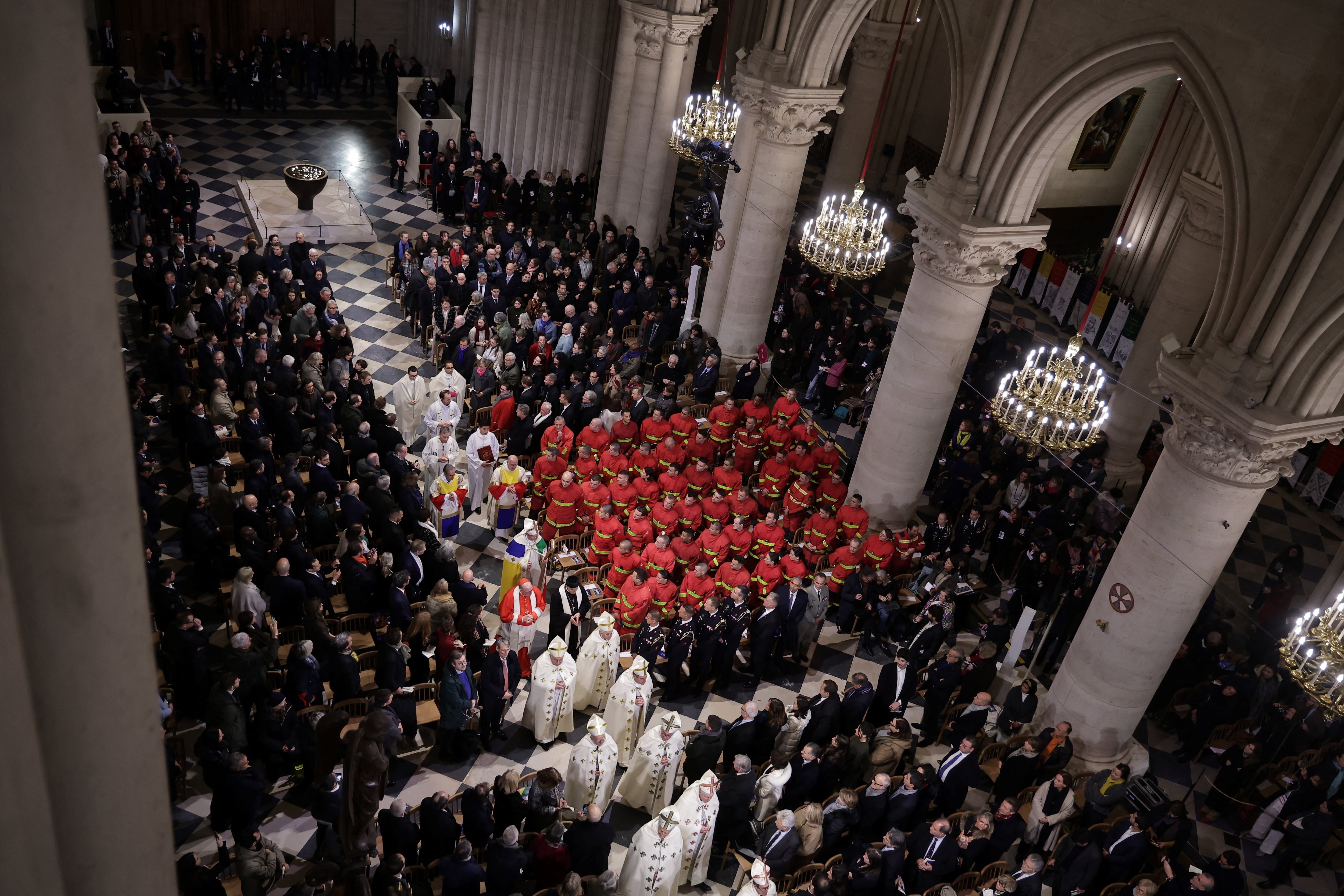 Los clérigos llegan para asistir a la ceremonia de reapertura de la histórica Catedral de Notre-Dame en el centro de París