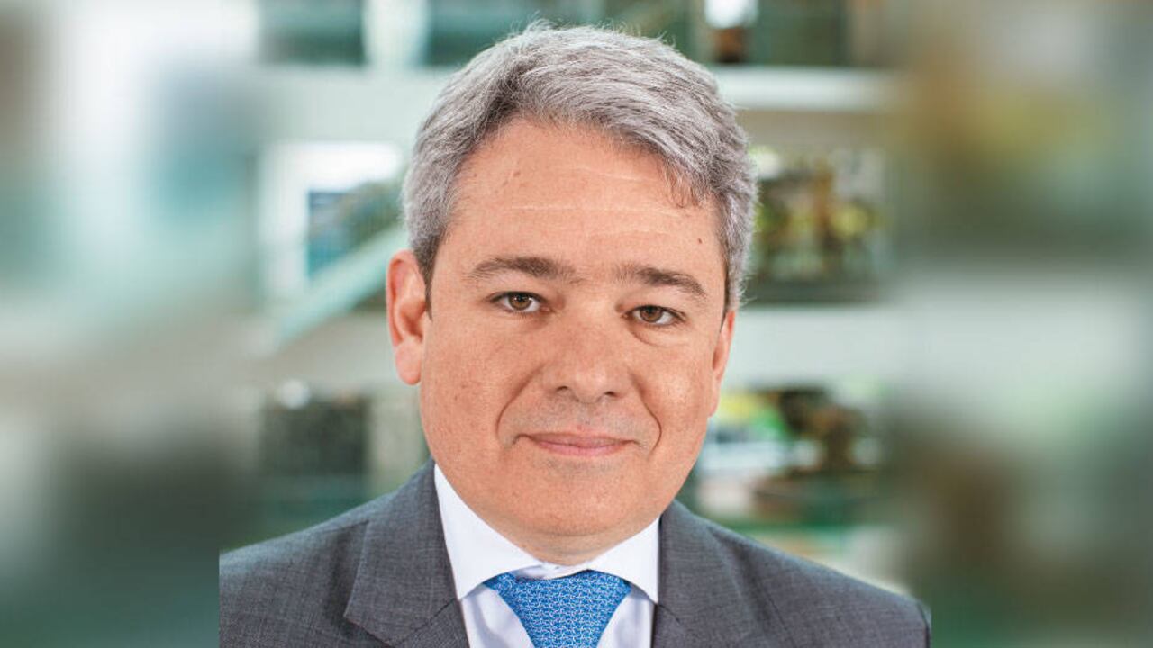 Este abogado es además un profesor consumado, que viaja a Colombia solo para dictar clases. Le apasionan la jardinería y el esquí.