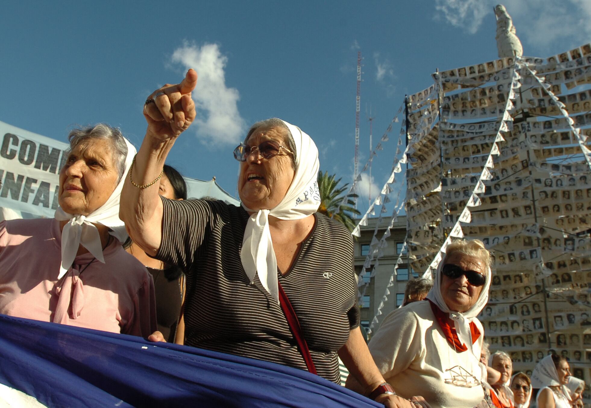 (ARCHIVOS) En esta foto de archivo tomada el 25 de enero de 2006, la líder de las Madres de la Plaza de Mayo, Hebe de Bonafini (C), y algunos compañeros lideran la Marcha 25 de la Resistencia, una marcha de 24 horas que finaliza el jueves y será la última de la organización. tales demostraciones. - Hebe de Bonafini, la histórica presidenta de la asociación argentina Madres de Plaza de Mayo, formada durante la dictadura (1976-1983) para conocer el destino de sus hijos y otros detenidos desaparecidos por el régimen militar, falleció el 20 de noviembre de 2022 , a los 93 años, confirmó la vicepresidenta Cristina Fernández de Kirchner. (Foto por Juan MABROMATA / AFP)