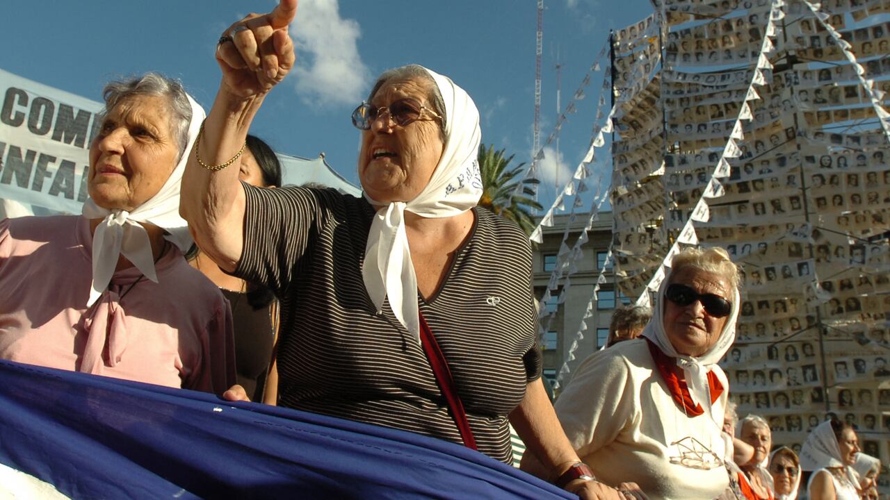 (ARCHIVOS) En esta foto de archivo tomada el 25 de enero de 2006, la líder de las Madres de la Plaza de Mayo, Hebe de Bonafini (C), y algunos compañeros lideran la Marcha 25 de la Resistencia, una marcha de 24 horas que finaliza el jueves y será la última de la organización. tales demostraciones. - Hebe de Bonafini, la histórica presidenta de la asociación argentina Madres de Plaza de Mayo, formada durante la dictadura (1976-1983) para conocer el destino de sus hijos y otros detenidos desaparecidos por el régimen militar, falleció el 20 de noviembre de 2022 , a los 93 años, confirmó la vicepresidenta Cristina Fernández de Kirchner. (Foto por Juan MABROMATA / AFP)