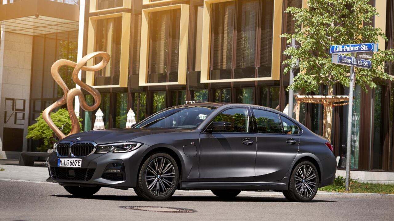 El BMW Serie 3 se electrifica y ofrece en su modelo 330e la mejor calidad de marcha.