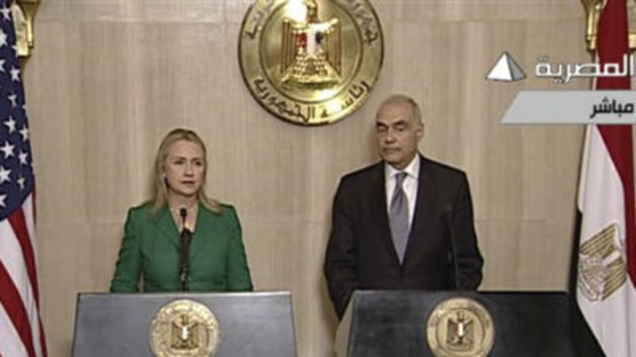 Imagen de la televisión estatal egipcia, que muestra la declaración de la secretaria de Estado de EE.UU., Hillary Clinton, y el ministro de Exteriores egipcio, Mohammed Kamel Amr.