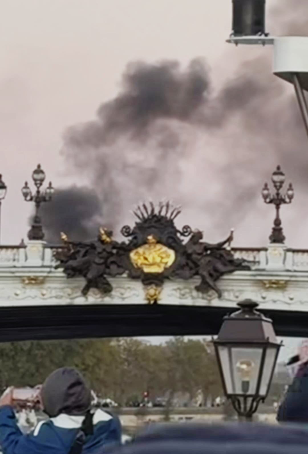 Los turistas en París viven de cerca las manifestaciones durante su trayecto en el río Sena.