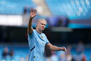Erling Haaland saludando a los hinchas del Manchester City