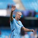Erling Haaland saludando a los hinchas del Manchester City