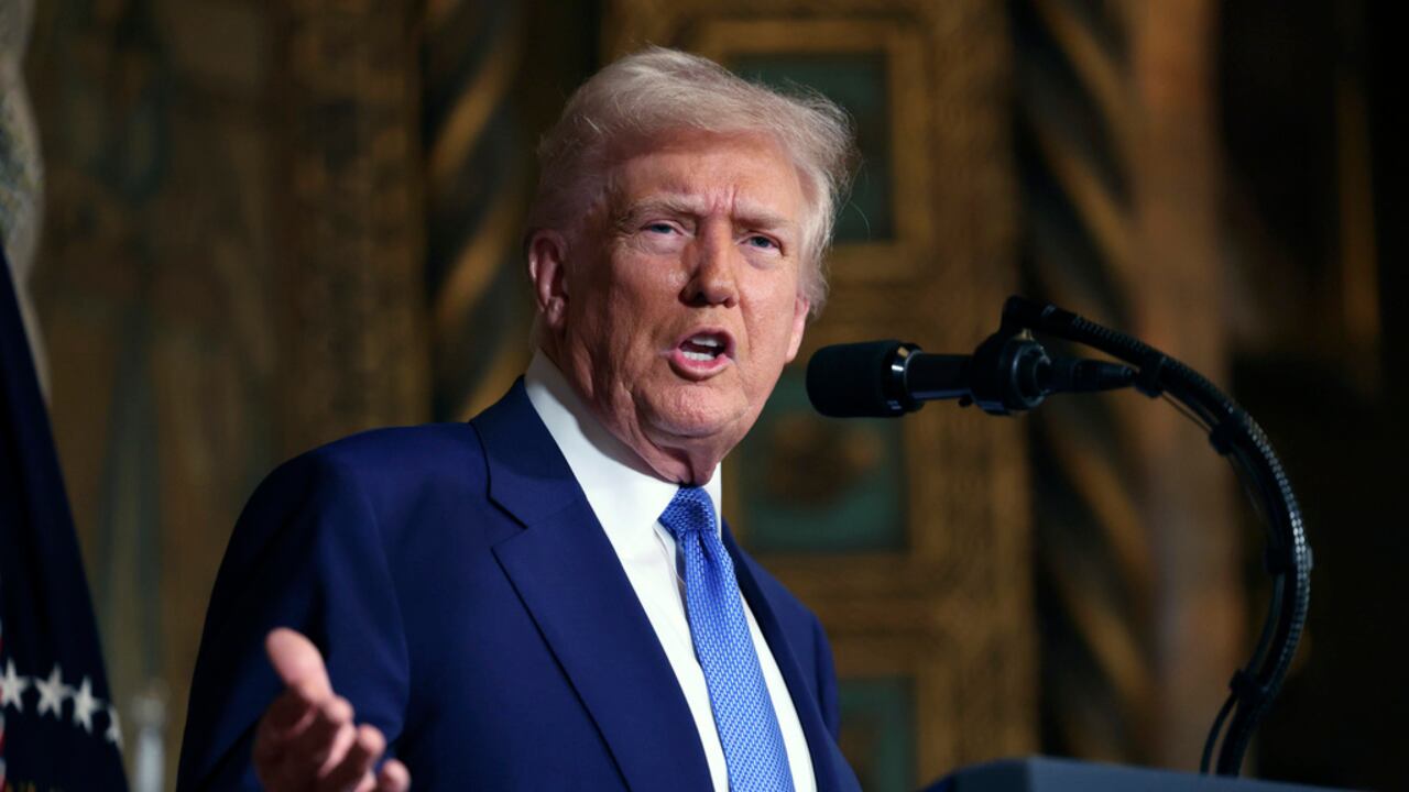 El presidente Donald Trump habla con los medios en Mar-a-Lago, el martes 18 de febrero de 2025, en Palm Beach, Florida (foto de la piscina vía AP)