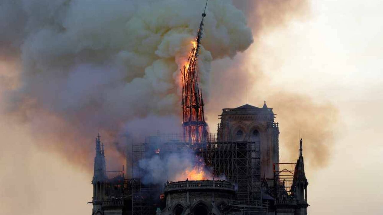 "Notre Dame de París presa de las llamas. Dolor de toda una nación. Pensamiento para todos los católicos y para todos los franceses", dijo el presidente de Francia. FOTO: Geoffroy VAN DER HASSELT / AFP