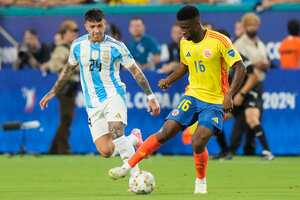 Colombia's Jefferson Lerma. Right, and Argentina's Enzo Fernandez battle for the ball during the Copa America final soccer match in Miami Gardens, Fla., Sunday, July 14, 2024. (AP Photo/Wilfredo Lee)