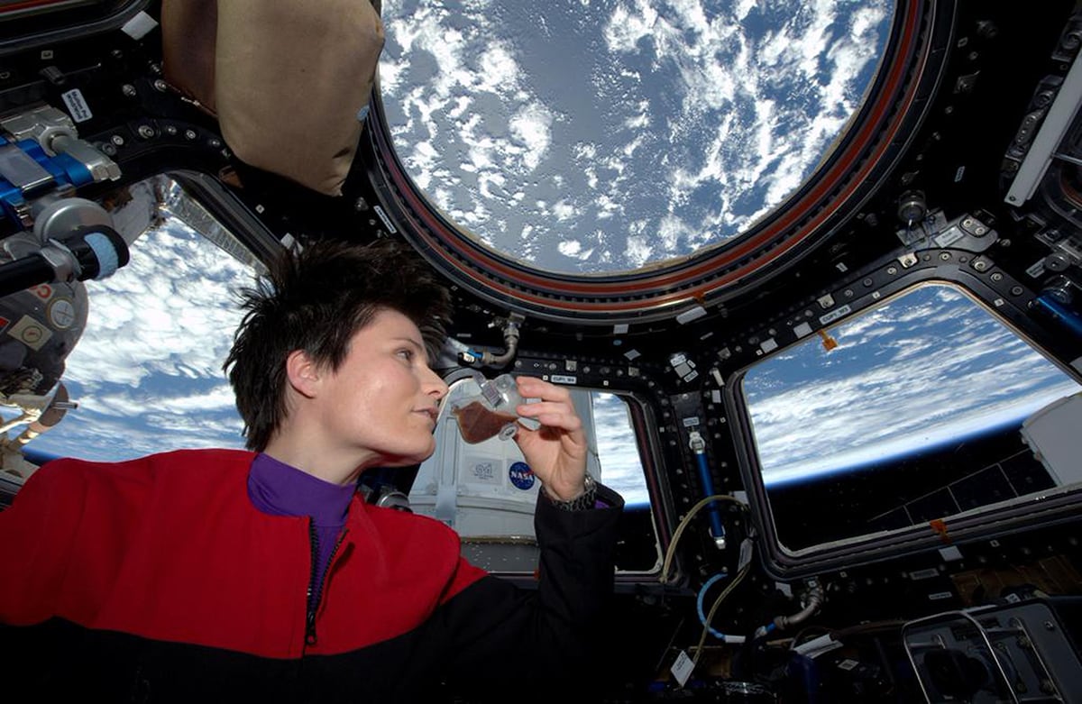 La astronauta italiana Samantha Cristoforetti, la primera mujer italiana en llegar al espacio, bebe un espresso gracias a una copa diseñada para ser empleada en gravedad cero, en la Estación Espacial Internacional. (NASA via AP) 