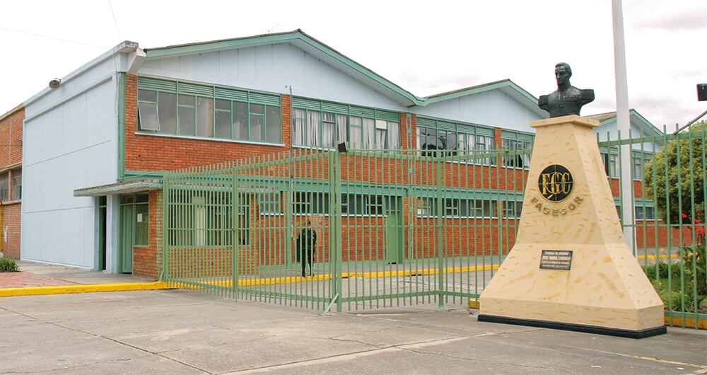 Para el manejo de armas, se debe hacer la inscripción ante el Departamento de Control y Comercio de Armas.