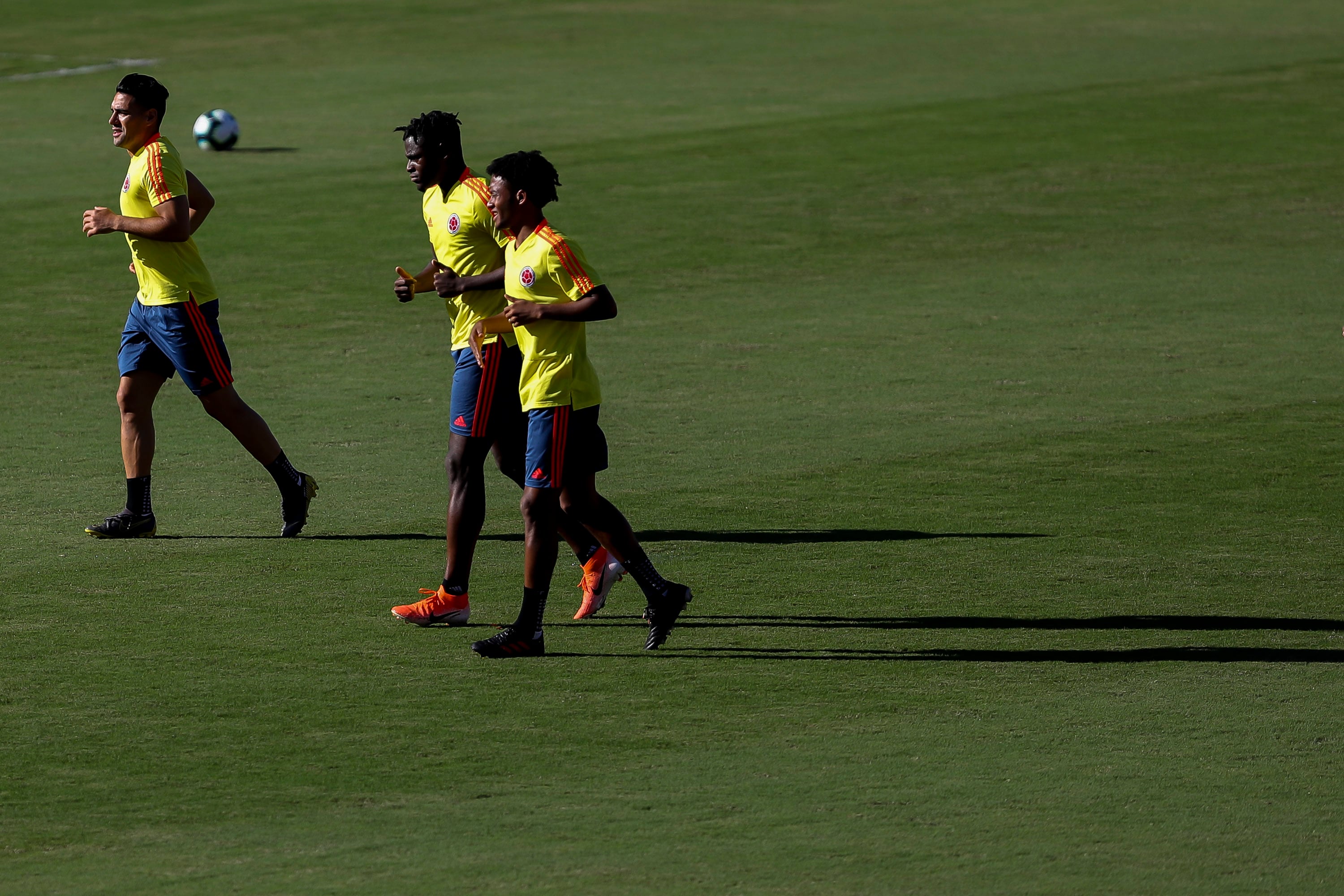 Duván Zapata junto a Juan Guillermo Cuadrado y Falcao García