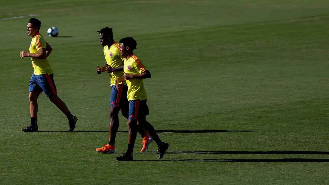 Duván Zapata junto a Juan Guillermo Cuadrado y Falcao García