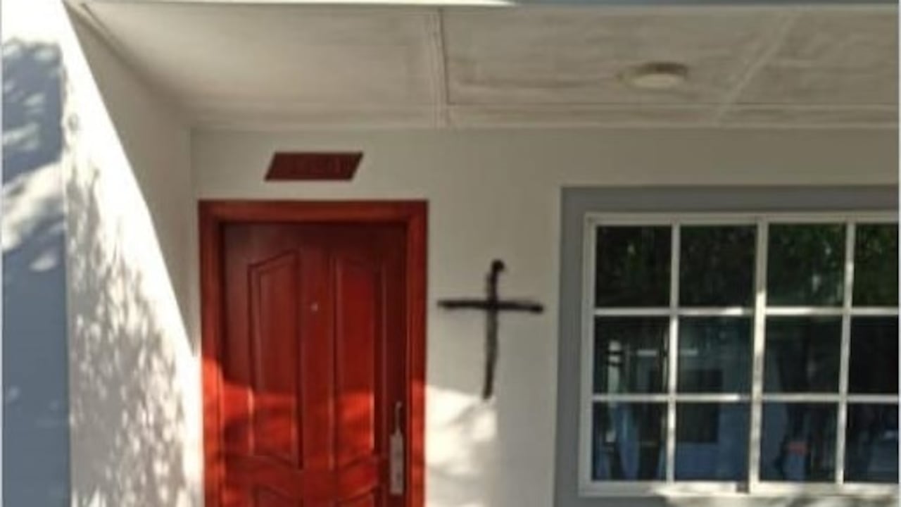 Una de las viviendas que fue marcada con la cruz en el municipio de Juan de Acosta (Atlántico).