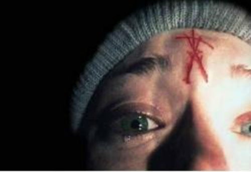 'El Proyecto de la Bruja de Blair' narra la historia de una bruja del siglo XVIII que fue desterrada y asesina a las personas que se refugian en el bosque donde habita. En el año 1994 tres estudiantes de cine se pierden en ese bosque sin dejar rastro. Un año más tarde se encuentra en una cabaña una bolsa con cintas de video y audio que develan su destino. Esta película fue escrita y dirigida por Daniel Myrick y Eduardo Sánchez y obtuvo USD$ 248.000.000 en todo el mundo convirtiéndose en una de las películas independientes más exitosas. Foto: alohacriticon.com