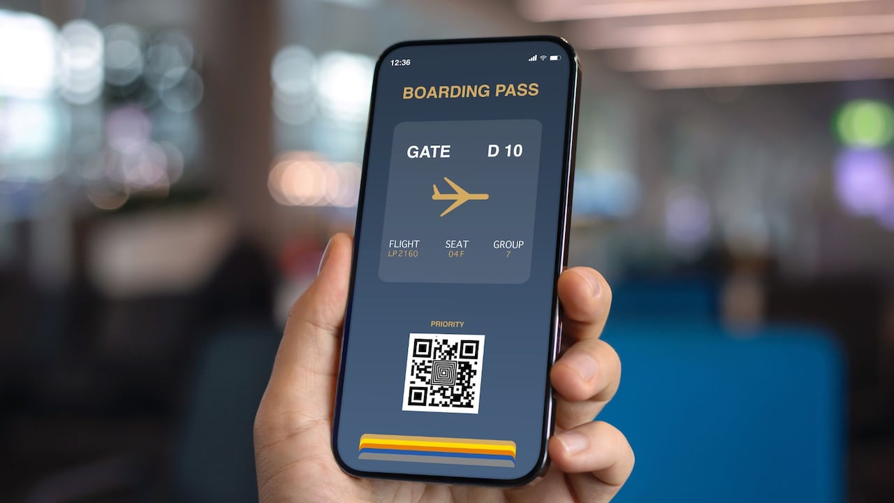Tiquete de vuelo en el celular.