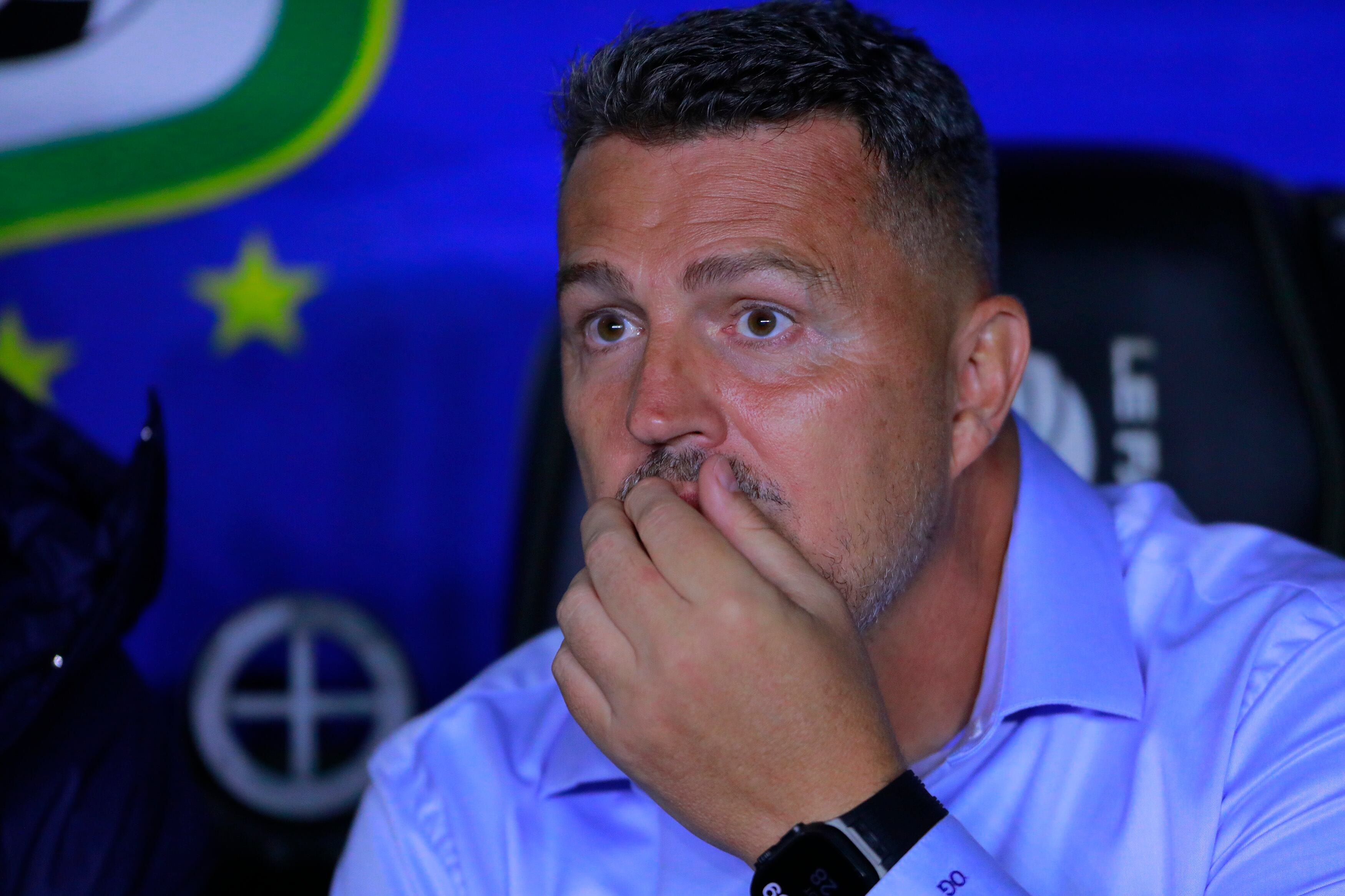 Oscar García entrenador de Chivas observa durante el partido de la 4ta jornada entre León y Chivas como parte del Torneo Clausura 2025 Liga MX en el Estadio León el 28 de enero de 2025 en León, México.