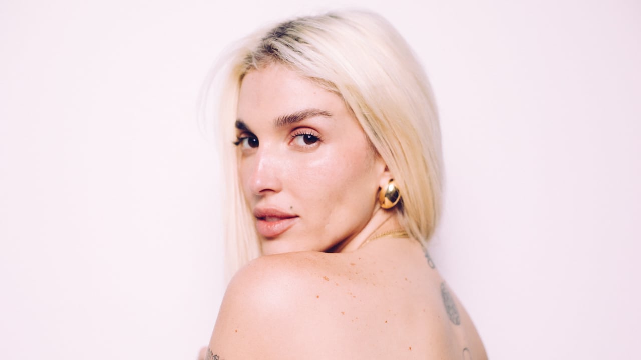 La cantante y compositora venezolana Elena Rose vuelve con ‘No quiero que se acabe el bendito verano’.
