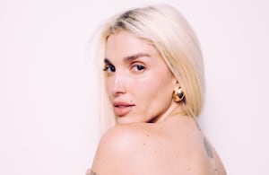 La cantante y compositora venezolana Elena Rose vuelve con ‘No Quiero Que Se Acabe El Bendito Verano’.