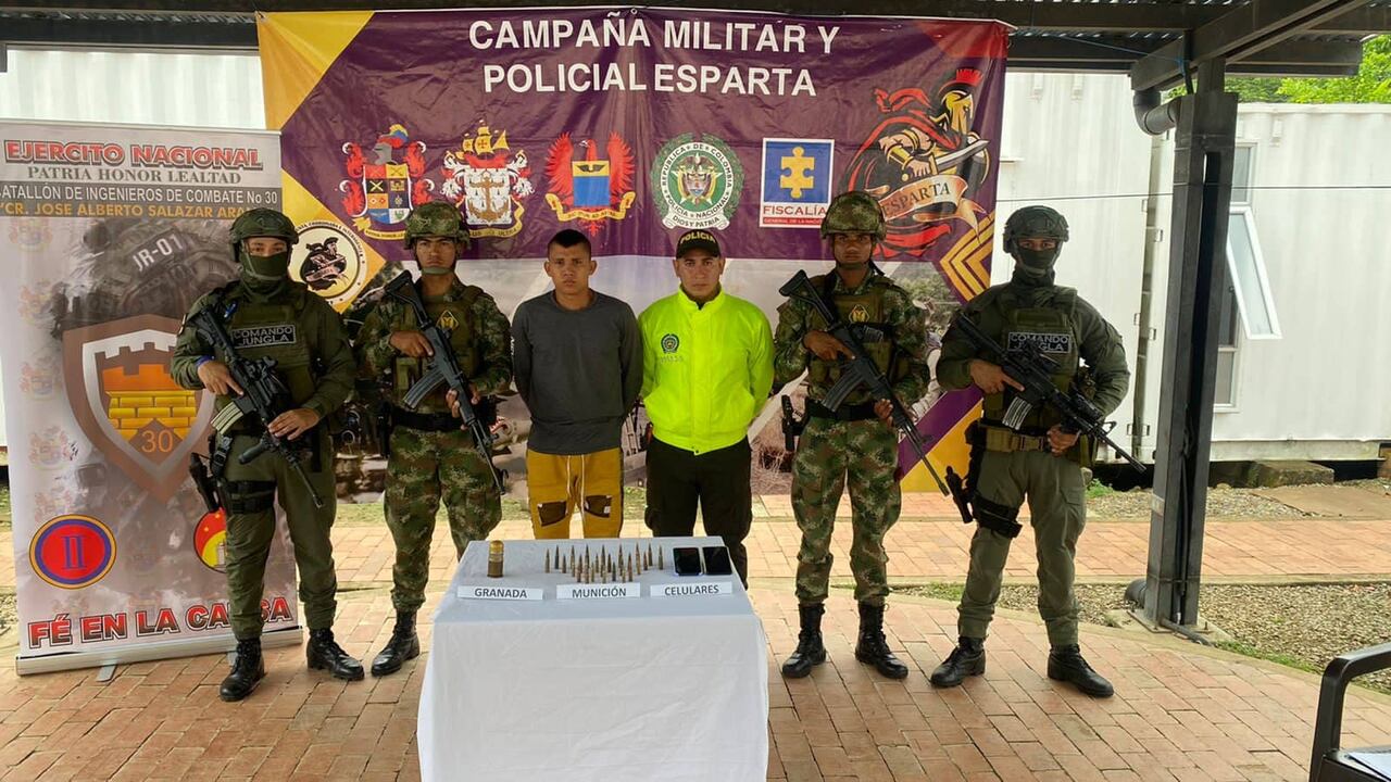A este sujeto se le incautó una granada de 40 mm, nueve cartuchos 7.62 mm, 17 cartuchos 5.56.