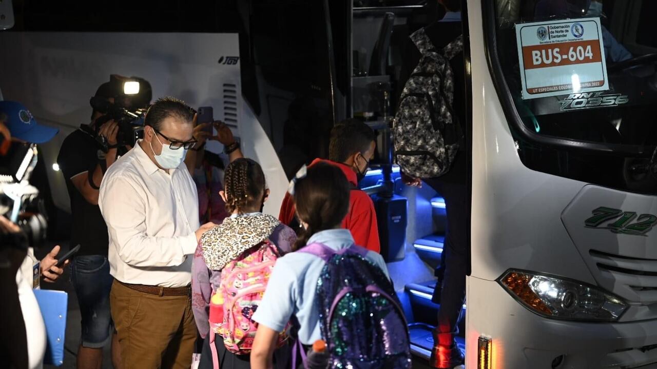 El gobernador Silvano Serrano acompañó a los estudiantes en la parada del puente Simón Bolívar.