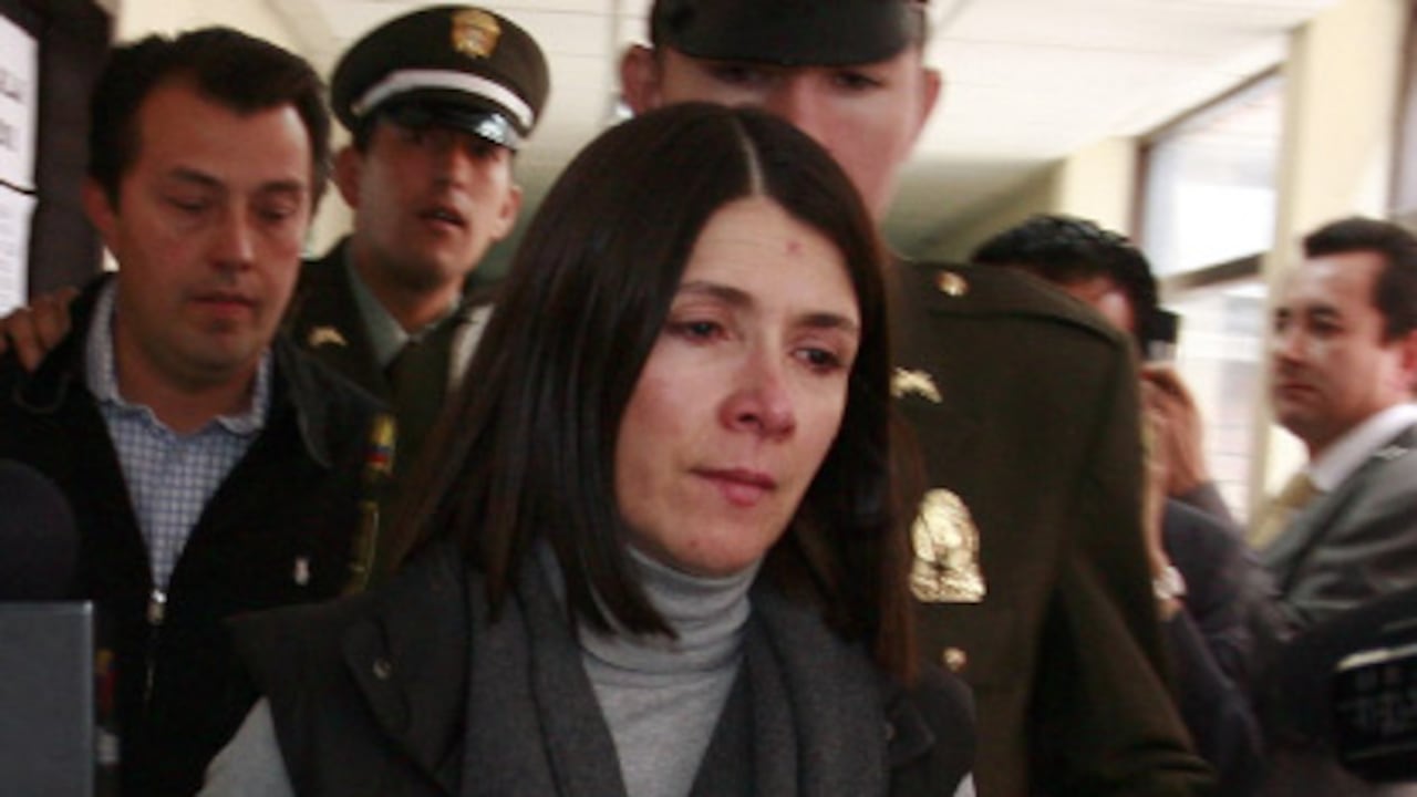 Adriana Arango y su esposo, Javier Coy, cuando salían de la audiencia en la que la juez les quitó el beneficio de detención domiciliaria. El 28 de octubre sabrán la decisión final de la justicia