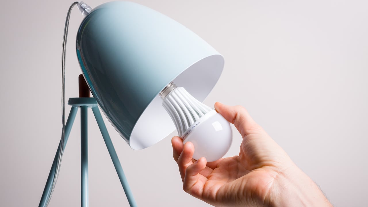 Un bombillo incandescente antiguo transforma en luz tan solo el 5 por ciento de la electricidad que consume y el 95 por ciento lo convierte en calor.