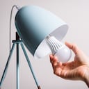 Un bombillo incandescente antiguo transforma en luz tan solo el 5 por ciento de la electricidad que consume y el 95 por ciento lo convierte en calor.