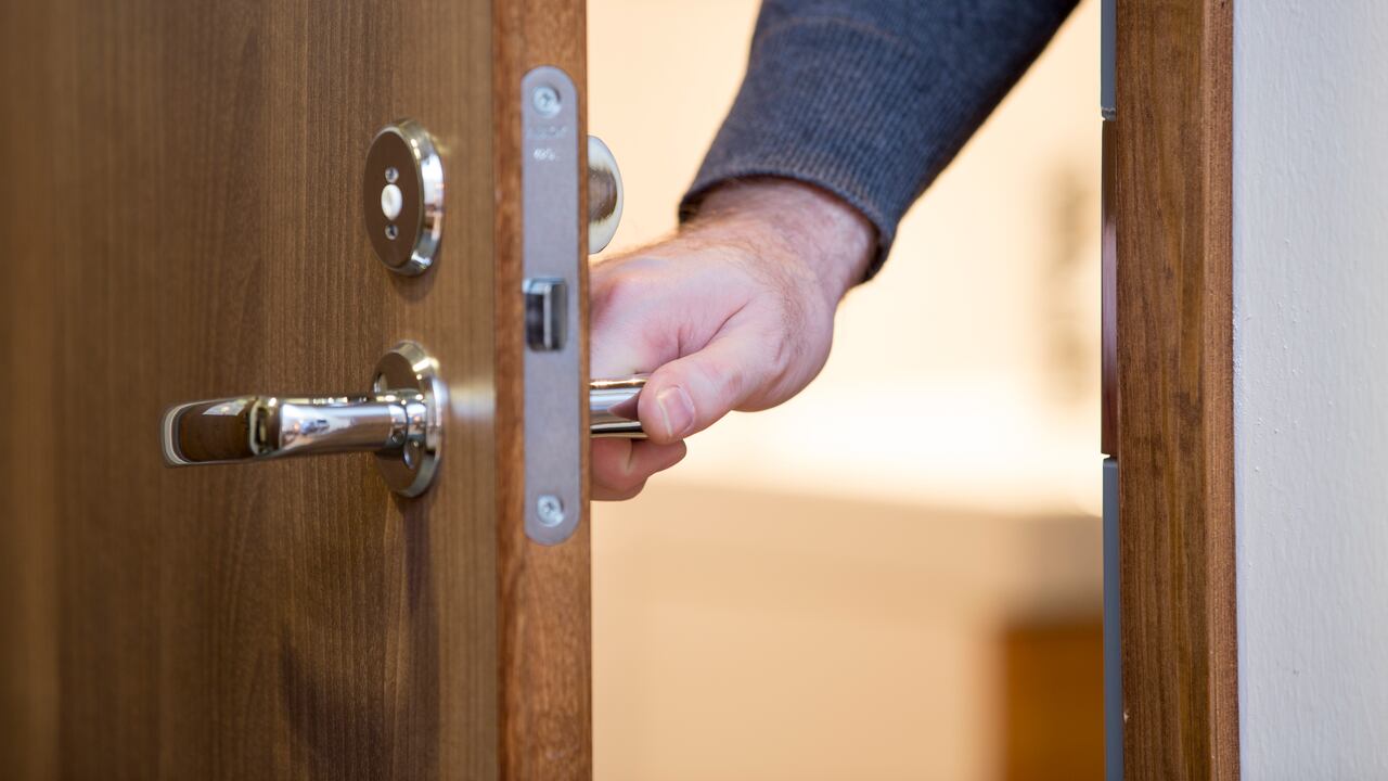 Mantener la puerta del baño cerrada es uno de los hábitos que evita que la energía se escape del hogar.