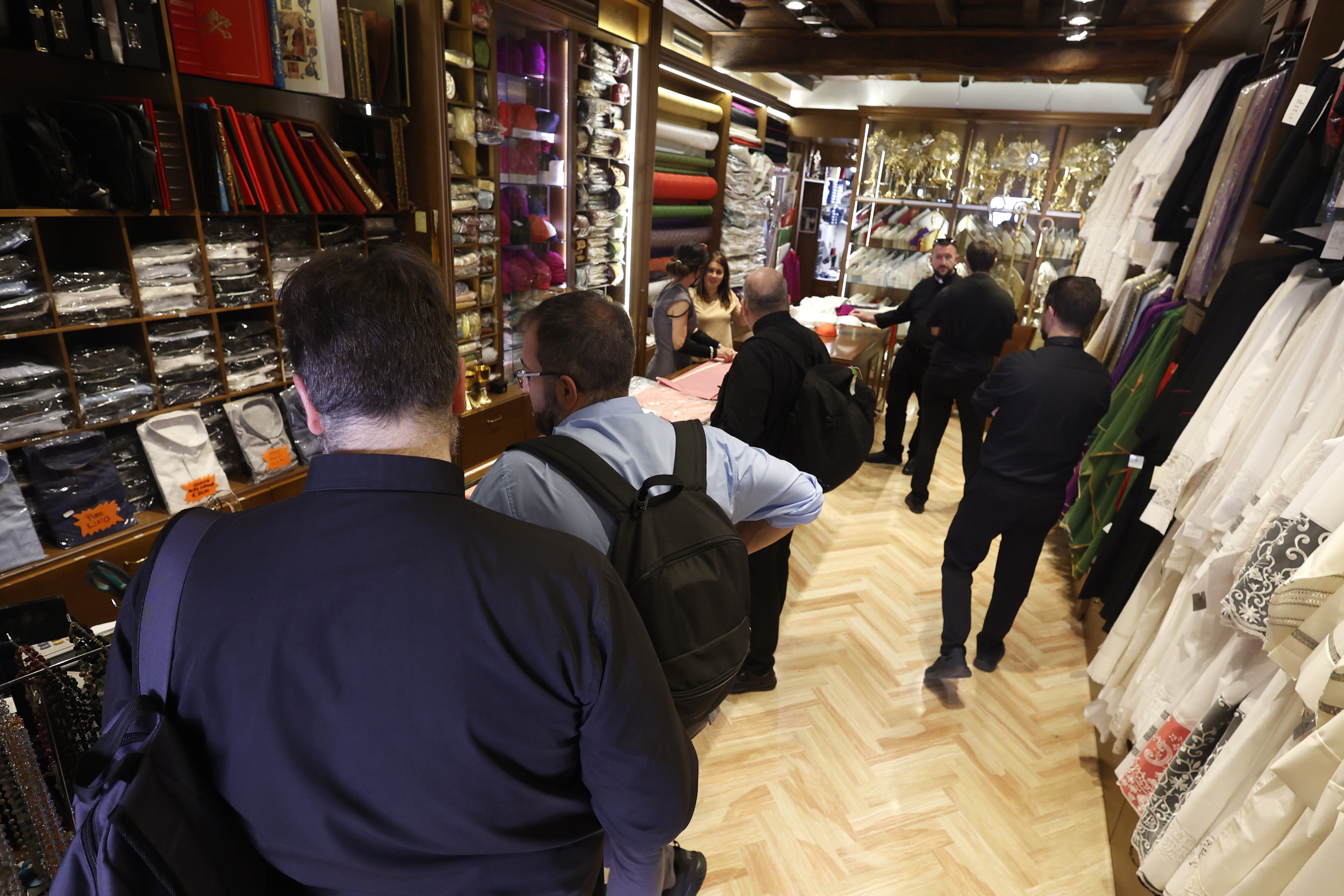 Vista interior de la sastrería eclesiástica de Ranieri Mancinelli (no se ve) cerca del Vaticano en Roma, Italia, el 2 de mayo de 2025.