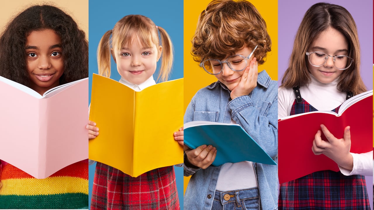 Collage de niños multiétnicos inteligentes con ropa moderna leyendo libros LGBTIQ+