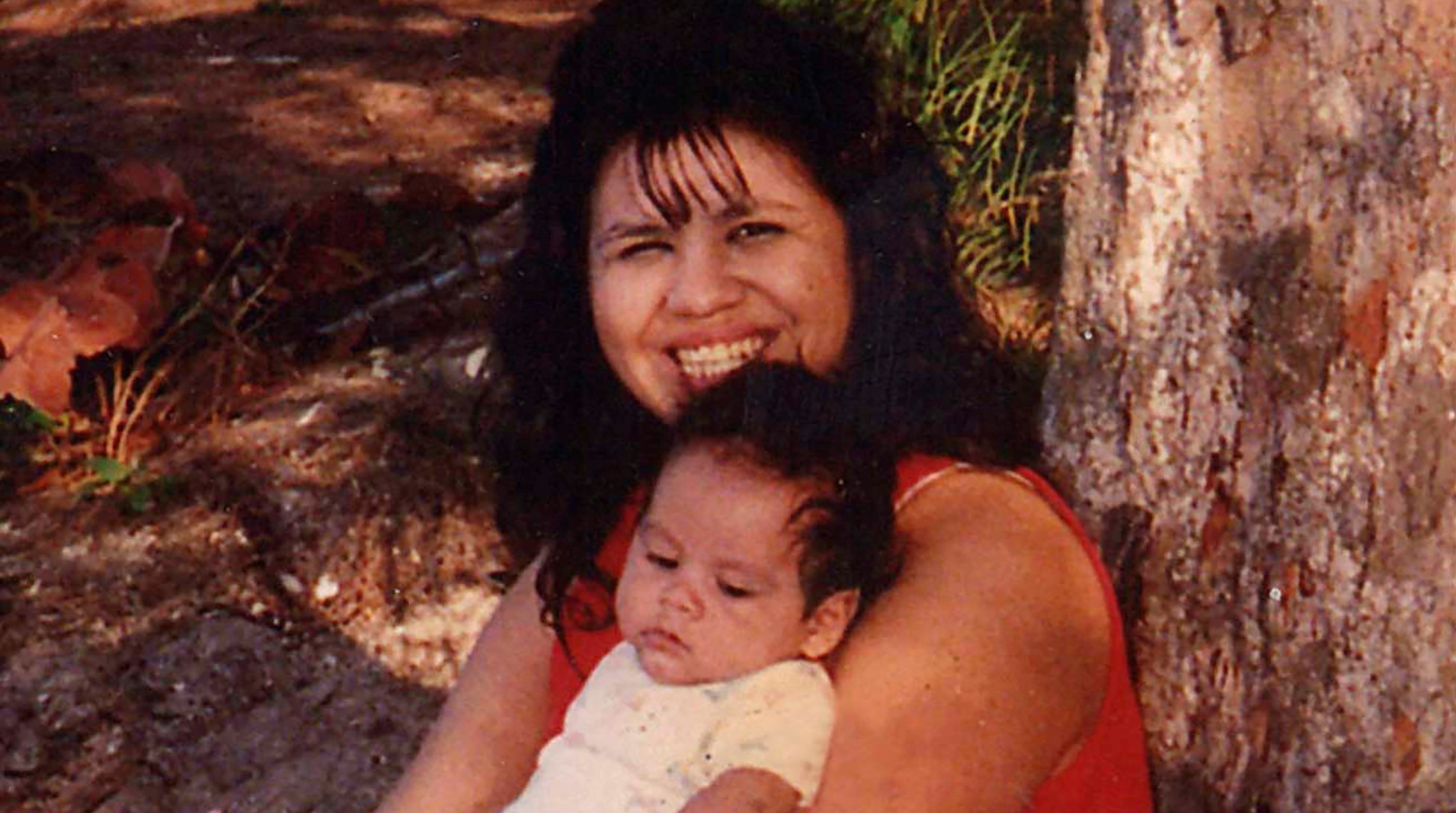 En esta fotografía sin fecha, Melissa Lucio, que se encuentra en el pabellón de la muerte en Texas, carga a uno de sus hijos, John. La ejecución de Lucio está programada para el 27 de abril por la muerte en 2007 de su hija Mariah, de dos años. (Foto cortesía de la familia de Melissa Lucio vía AP)