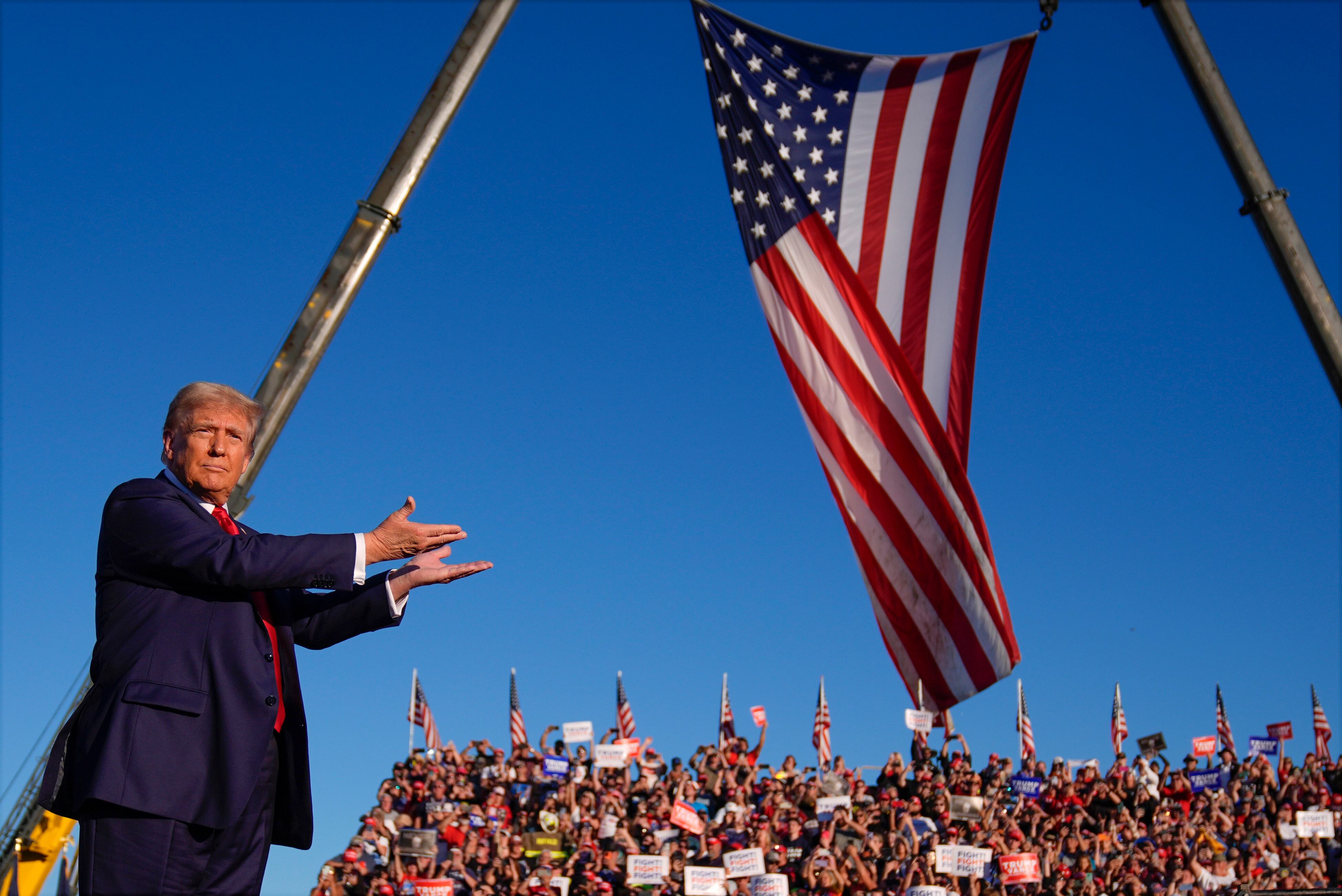 El expresidente Donald Trump, candidato presidencial republicano, llega a un mitin de campaña en Butler Farm Show, el sábado 5 de octubre de 2024, en Butler, Pensilvania (Foto AP/Evan Vucci)