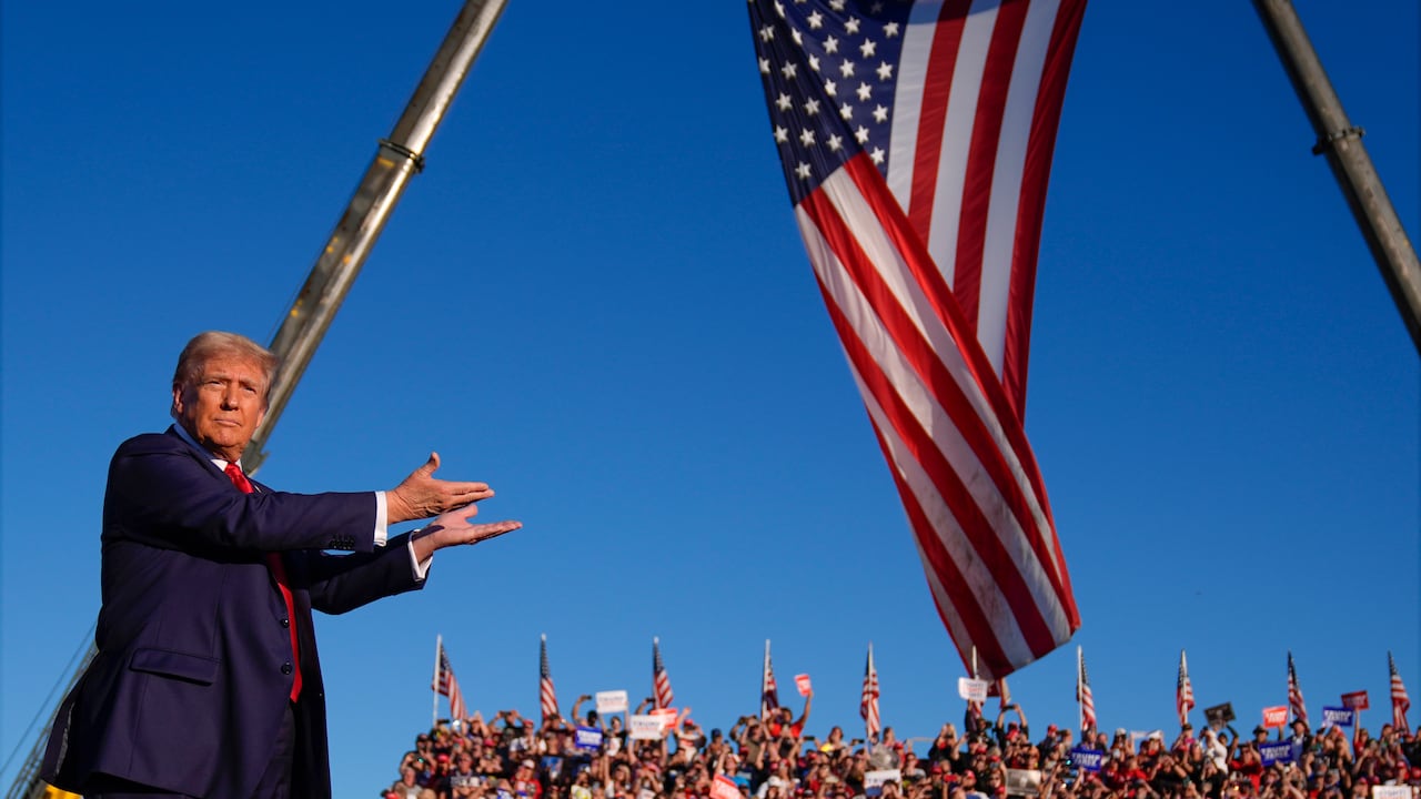 El expresidente Donald Trump, candidato presidencial republicano, llega a un mitin de campaña en Butler Farm Show, el sábado 5 de octubre de 2024, en Butler, Pensilvania (Foto AP/Evan Vucci)