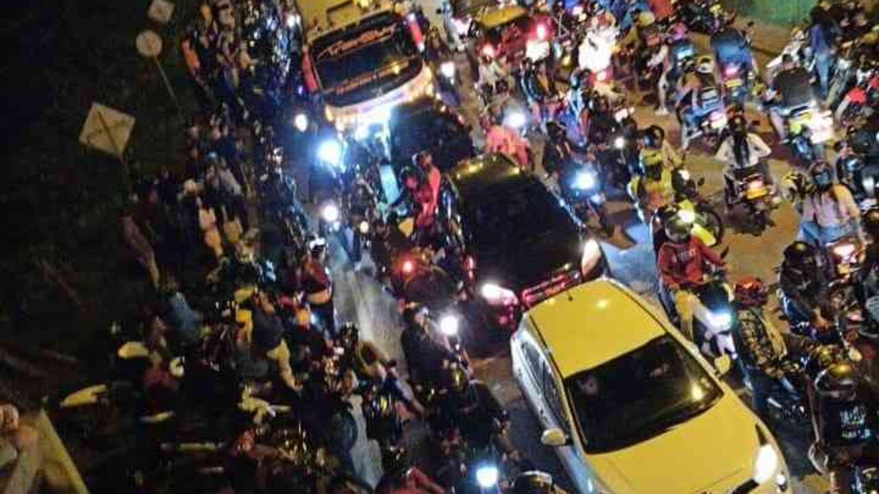 Conductores de motocicletas y vehículos particulares se aglomeran en el kilómetro 18 en la vía que conduce a Cali-Buenaventura, generando desorden, especialmente los fines de semana.