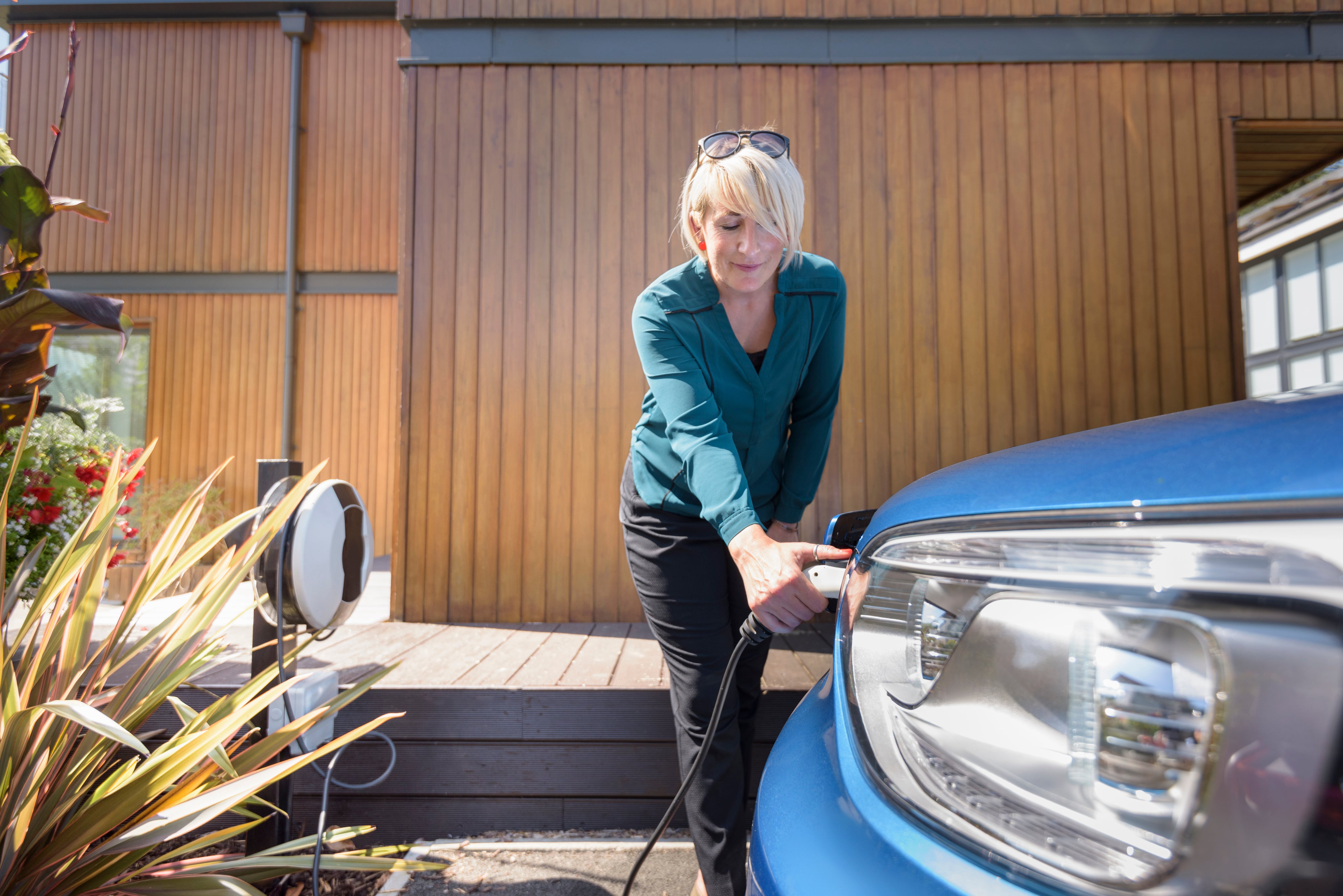 La batería es uno de los componentes más importantes de un carro eléctrico y requiere cuidados para extender su vida útil.