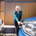 La batería es uno de los componentes más importantes de un carro eléctrico y requiere cuidados para extender su vida útil.