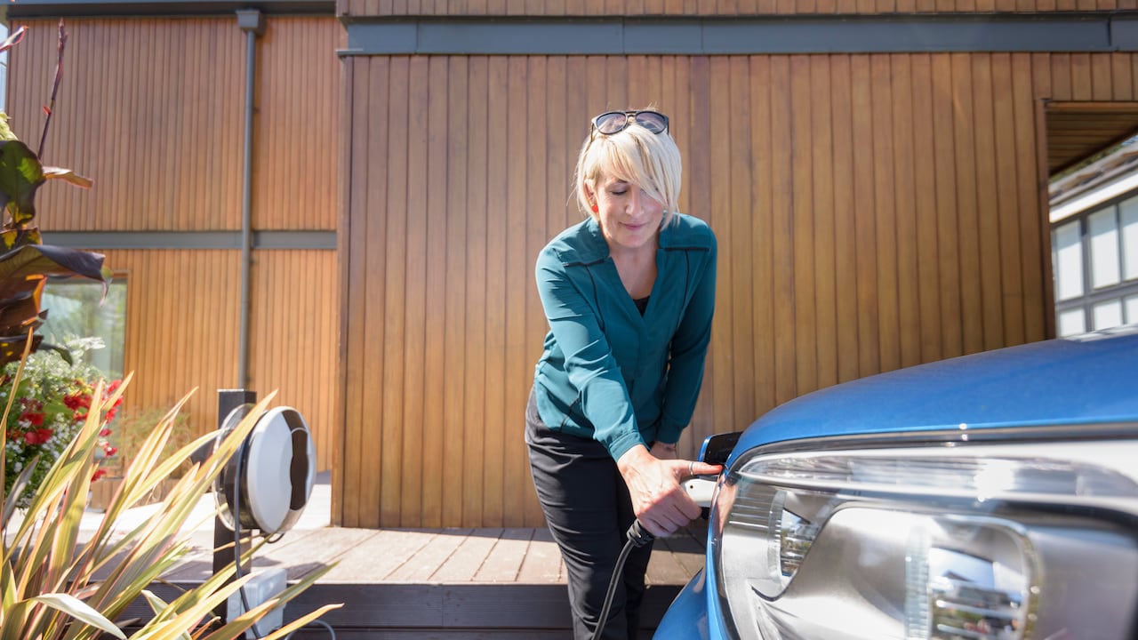 La batería es uno de los componentes más importantes de un carro eléctrico y requiere cuidados para extender su vida útil.