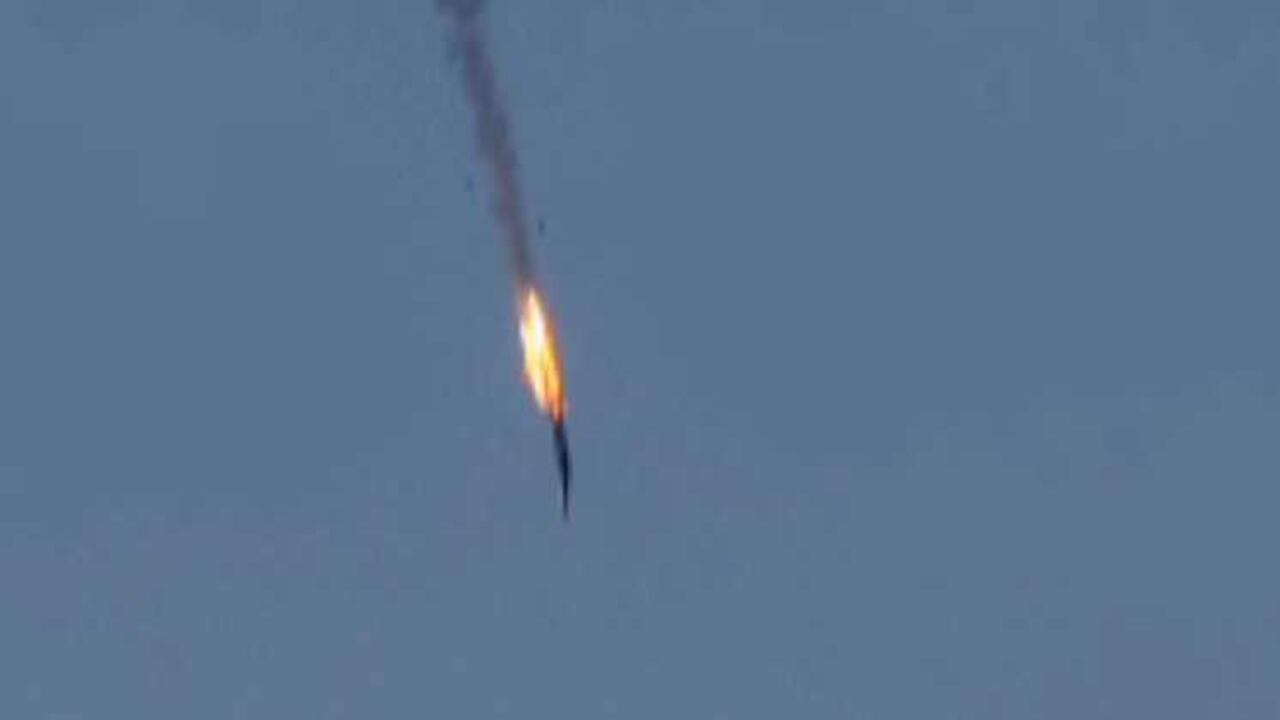 Captura de video facilitada por el canal de televisión HaberTurk que muestra un avión que deja una estela de fuego a medida que cae tras ser derribado cerca de la frontera entre Siria y Turquía.