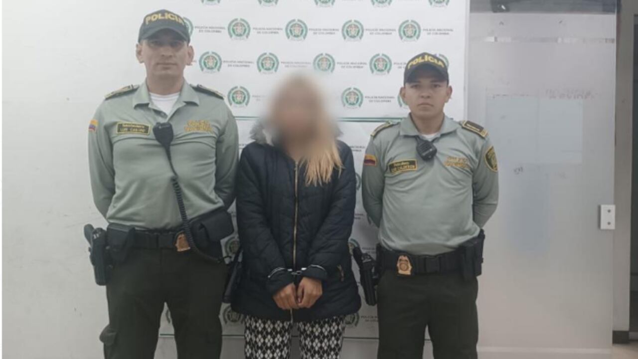 Capturaron a la “cosquillera” una mujer que robaba celulares en buses y tenía 15 anotaciones por delitos similares