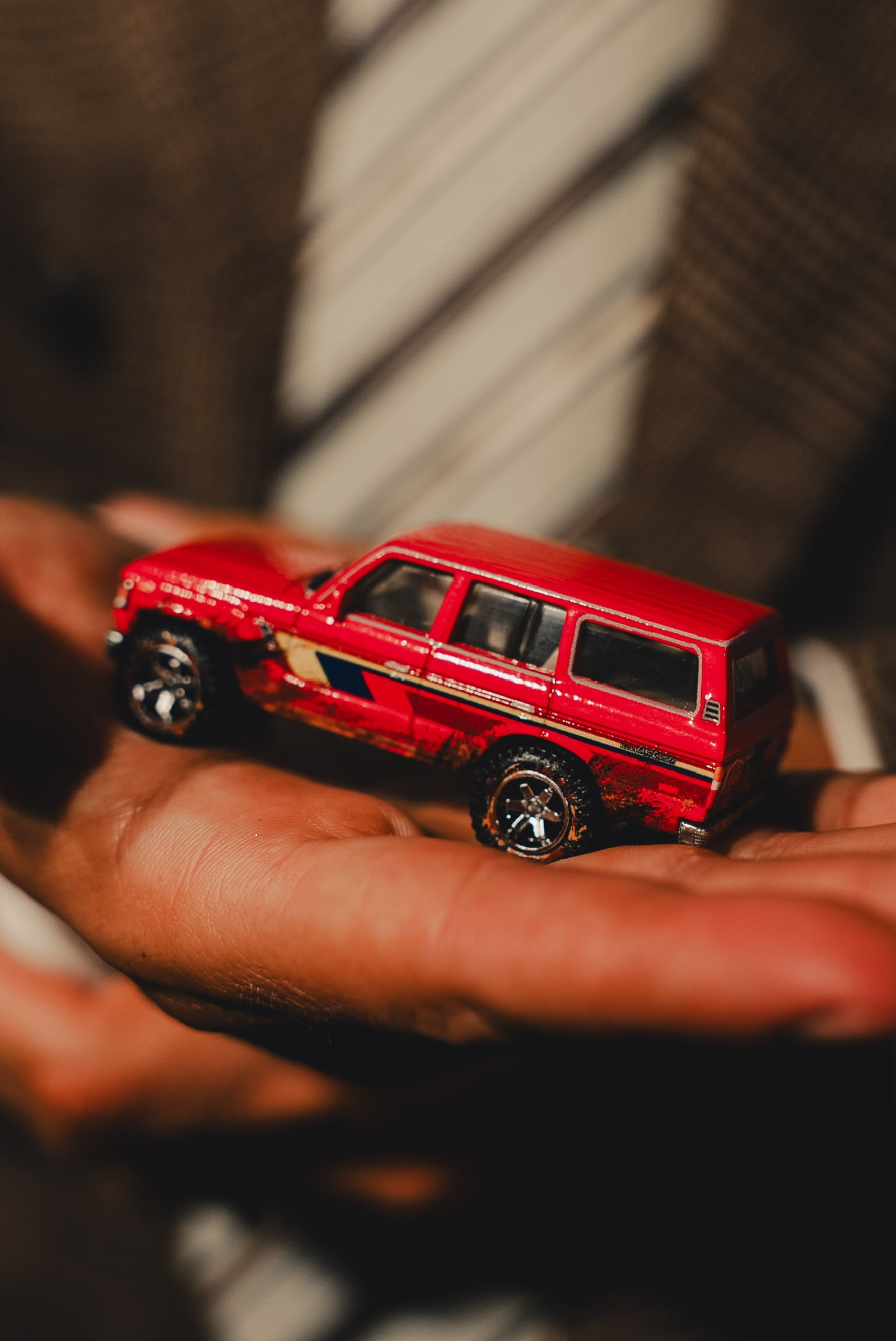 Maluma encabeza, junto a Supercar Blondie y Robert Lewandowski, la nueva plataforma de marca “Challenge Accepted” de Hot Wheels.
