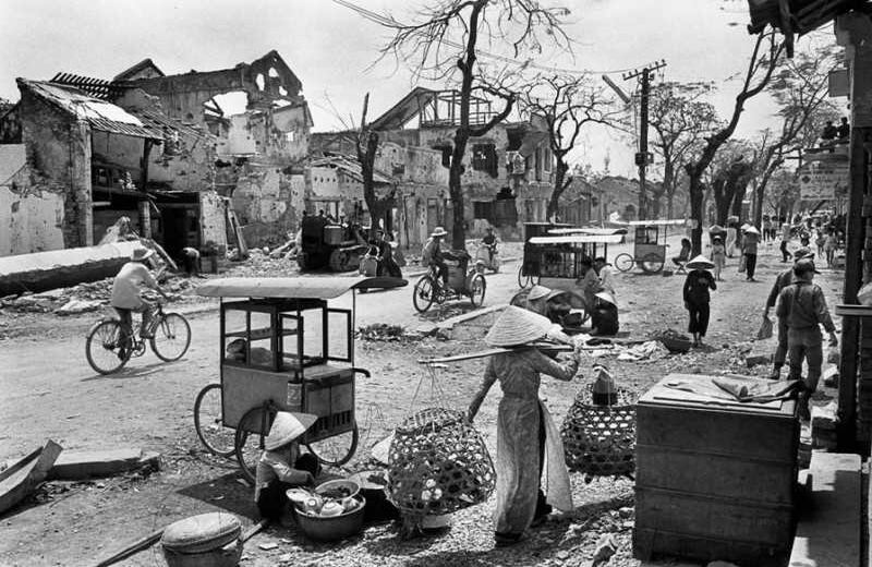 Hue, Vietnam, 1968. Después de la batalla, la ciudad fue casi completamente destruida. Foto: Marc Riboud (Tomado de la página web del artista)