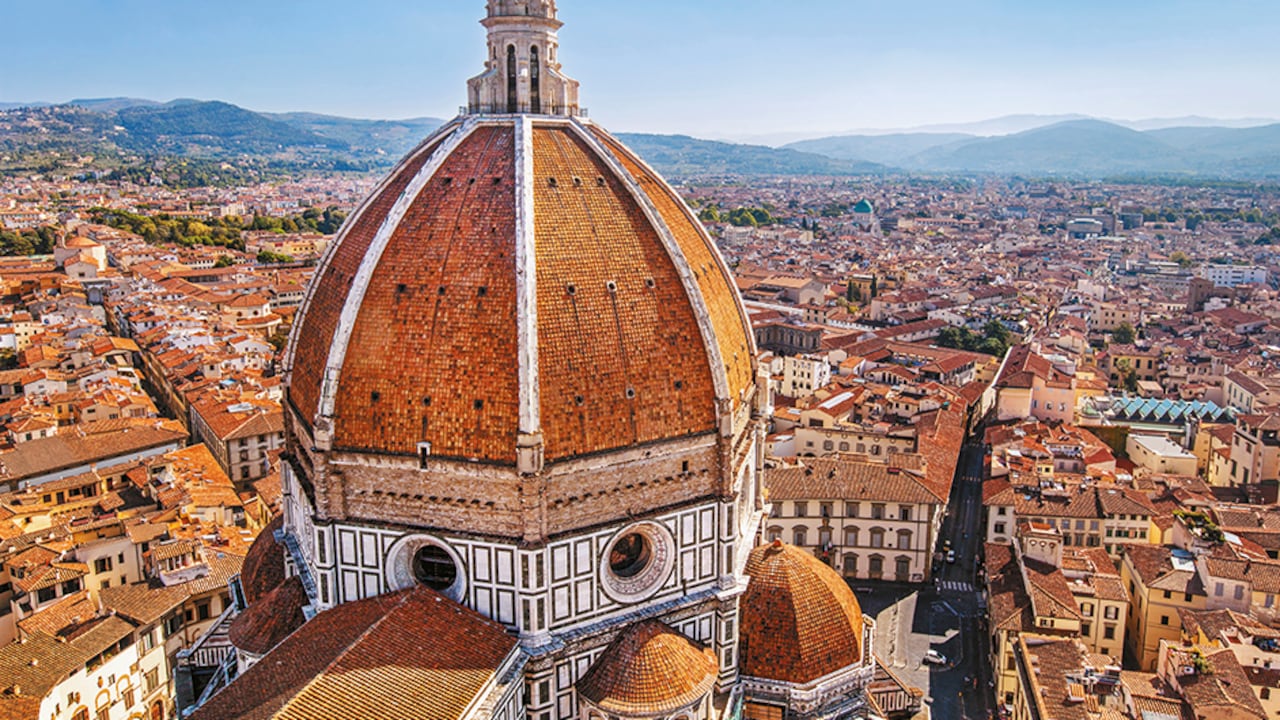 Florencia a los pies de la cúpula de Brunellesci en la Catedral de Santa Maria dei Fiore. Se terminó de construir cuando Leonardo vivía en la ciudad.