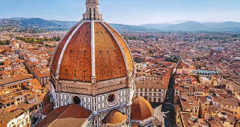 Florencia a los pies de la cúpula de Brunellesci en la Catedral de Santa Maria dei Fiore. Se terminó de construir cuando Leonardo vivía en la ciudad. 