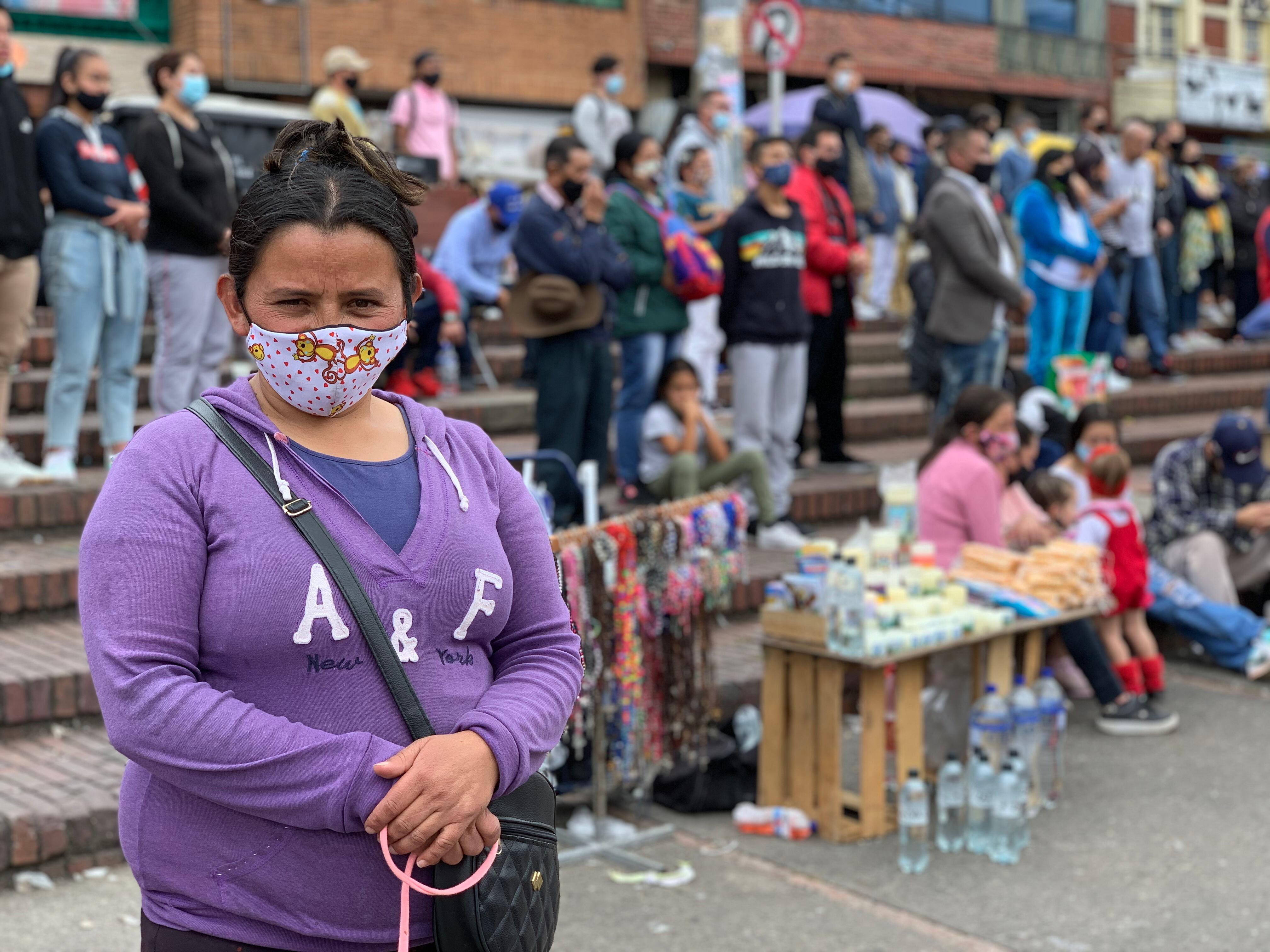 Natalie Parra, vendedora informal de artículos religiosos frente a la iglesia del 20 de Julio.