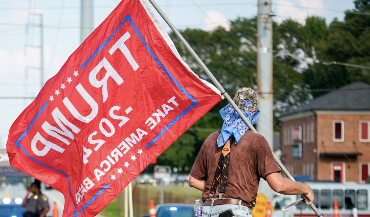 Varios seguidores de Donald Trump mostraron su apoyo al expresidente en su presentación a la cárcel de Fulton, cerca a Atlanta
